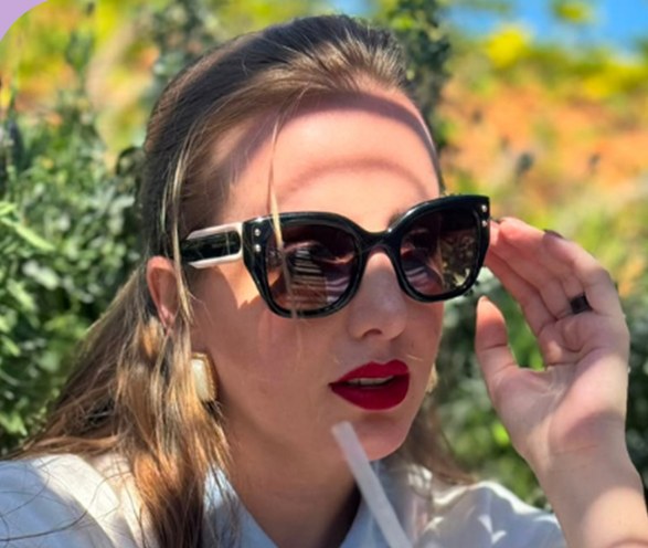 Maitte Weyr de óculos escuros e batom vermelho